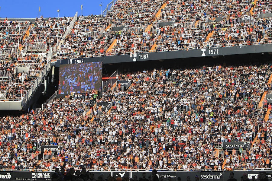 Así ha sido la llegada del avión al aeropuerto de Valencia y el recorrido del autobús descapotable hacia Mestalla con los jugadores y la Copa del Rey