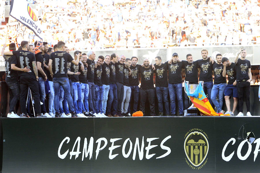 Así ha sido la llegada del avión al aeropuerto de Valencia y el recorrido del autobús descapotable hacia Mestalla con los jugadores y la Copa del Rey