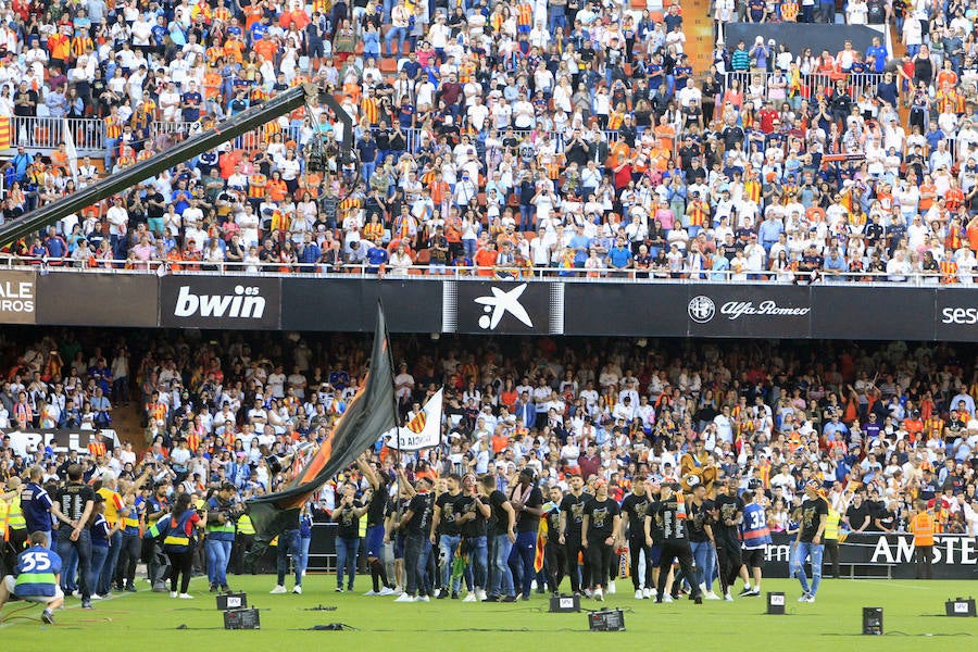 Así ha sido la llegada del avión al aeropuerto de Valencia y el recorrido del autobús descapotable hacia Mestalla con los jugadores y la Copa del Rey