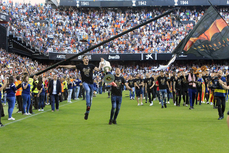 Así ha sido la llegada del avión al aeropuerto de Valencia y el recorrido del autobús descapotable hacia Mestalla con los jugadores y la Copa del Rey