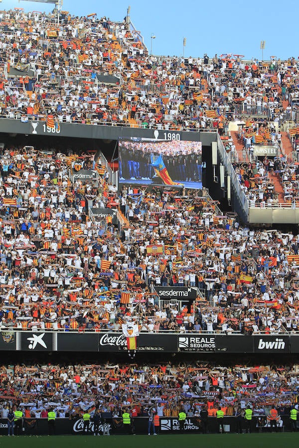 Así ha sido la llegada del avión al aeropuerto de Valencia y el recorrido del autobús descapotable hacia Mestalla con los jugadores y la Copa del Rey