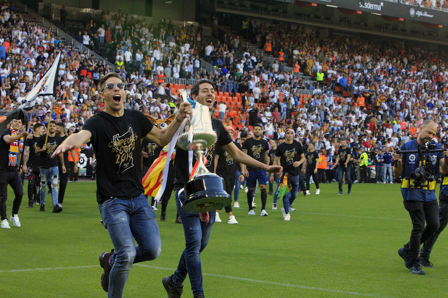 Así ha sido la llegada del avión al aeropuerto de Valencia y el recorrido del autobús descapotable hacia Mestalla con los jugadores y la Copa del Rey