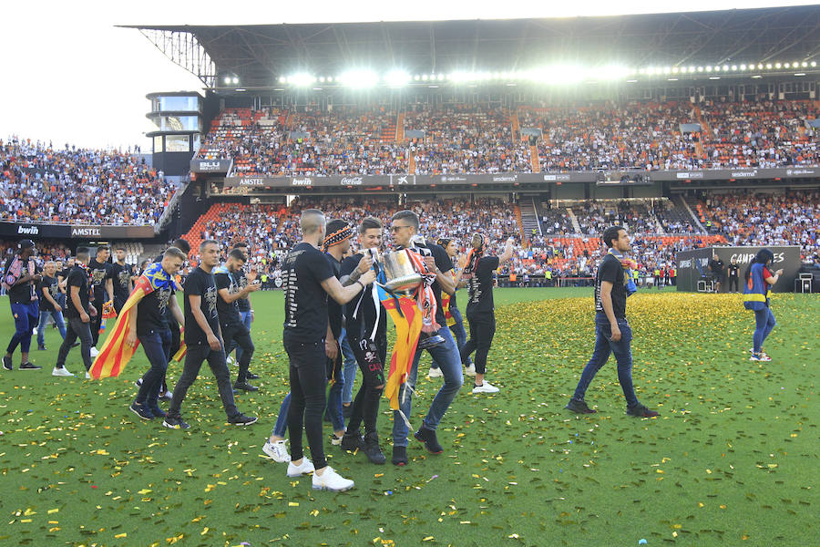 Así ha sido la llegada del avión al aeropuerto de Valencia y el recorrido del autobús descapotable hacia Mestalla con los jugadores y la Copa del Rey