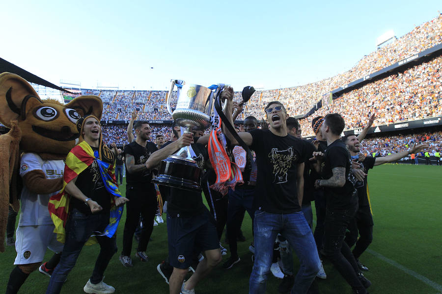 Así ha sido la llegada del avión al aeropuerto de Valencia y el recorrido del autobús descapotable hacia Mestalla con los jugadores y la Copa del Rey