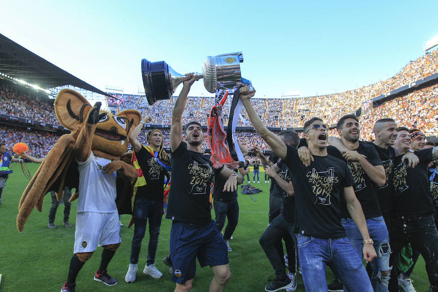 Así ha sido la llegada del avión al aeropuerto de Valencia y el recorrido del autobús descapotable hacia Mestalla con los jugadores y la Copa del Rey