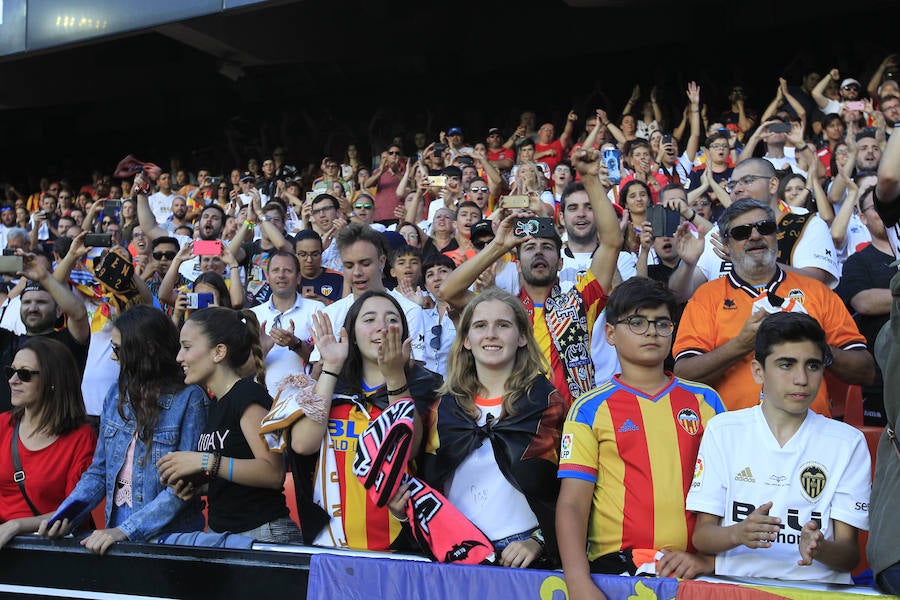 Así ha sido la llegada del avión al aeropuerto de Valencia y el recorrido del autobús descapotable hacia Mestalla con los jugadores y la Copa del Rey