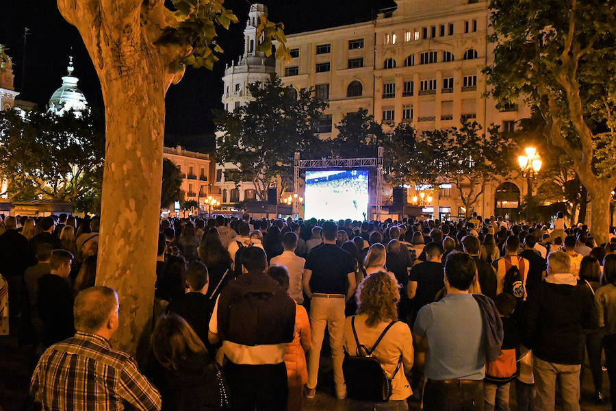 La afición del Valencia CF se concentra en la Plaza del Ayuntamiento y en la Fan Zone del antiguo cauce del Turia para vivir una final de Copa única en la ciudad.