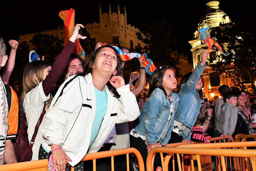 La afición del Valencia CF se concentra en la Plaza del Ayuntamiento y en la Fan Zone del antiguo cauce del Turia para vivir una final de Copa única en la ciudad.