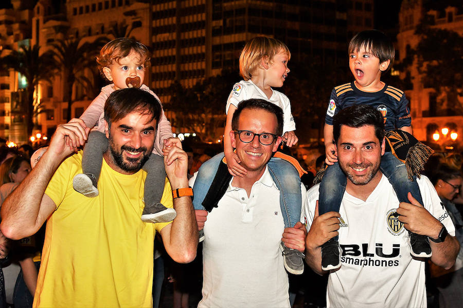 La afición del Valencia CF se concentra en la Plaza del Ayuntamiento y en la Fan Zone del antiguo cauce del Turia para vivir una final de Copa única en la ciudad.