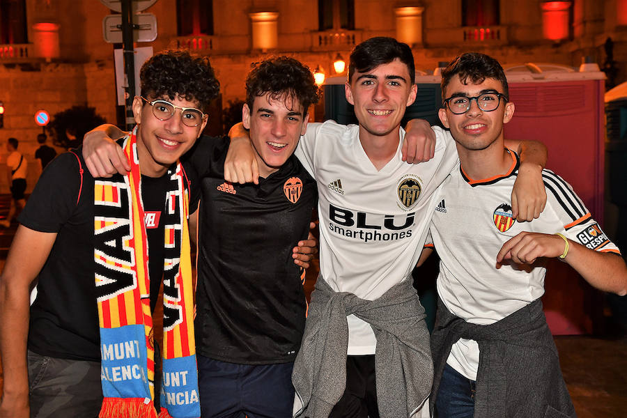 La afición del Valencia CF se concentra en la Plaza del Ayuntamiento y en la Fan Zone del antiguo cauce del Turia para vivir una final de Copa única en la ciudad.