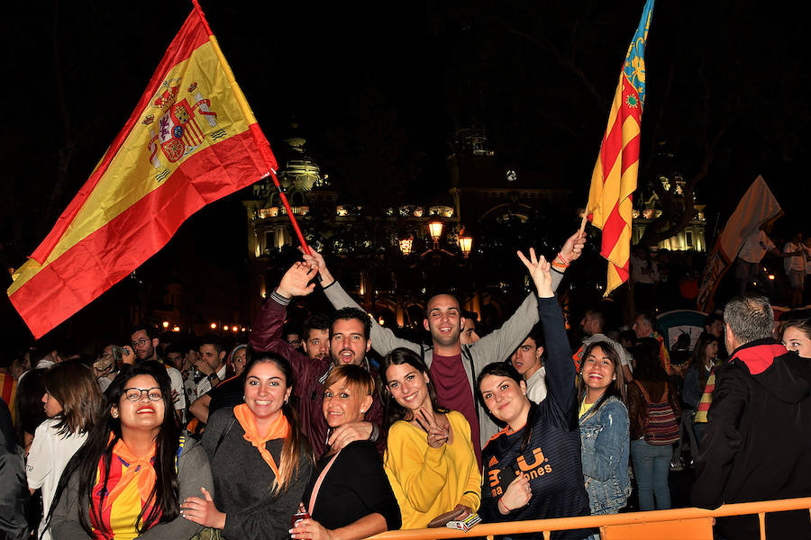 La afición del Valencia CF se concentra en la Plaza del Ayuntamiento y en la Fan Zone del antiguo cauce del Turia para vivir una final de Copa única en la ciudad.