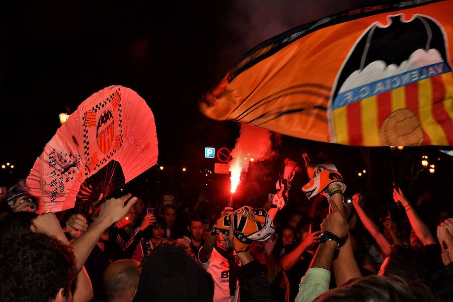 La afición del Valencia CF se concentra en la Plaza del Ayuntamiento y en la Fan Zone del antiguo cauce del Turia para vivir una final de Copa única en la ciudad.