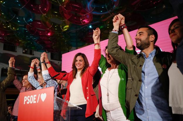 Sandra Gómez, anoche, en la plaza de Tapinería. 