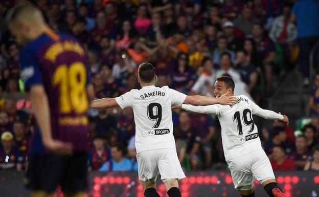 Gameiro y Rodrigo celebran el segundo gol en la final de la Copa del Rey. 