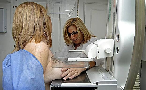 Una mujer se somete a una mamografía.