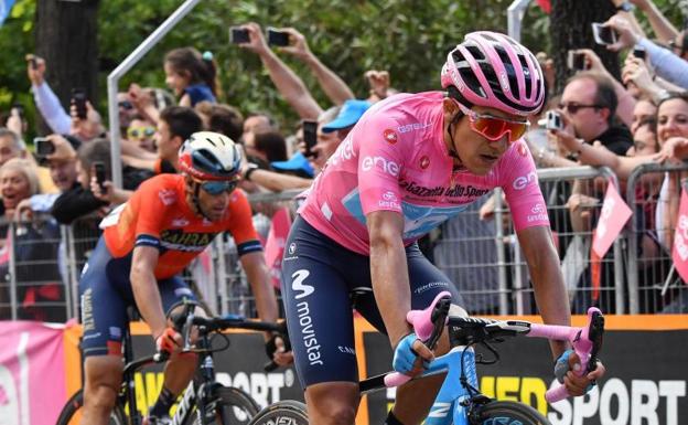 Richard Carapaz (d) y Vincenzo Nibali, durante el Giro. 