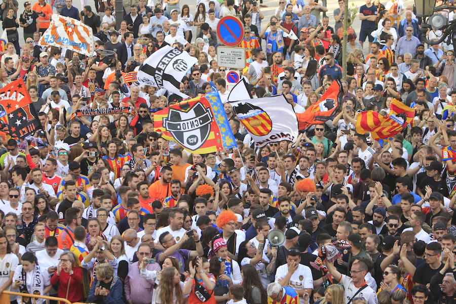 Jugadores, técnicos y directivos del Valencia CF han ofrecido el trofeo de la octava Copa del Rey a la Mare de Déu dels Desamparats, la Geperudeta, en la Basílica de la Virgen. Tras este acto se han dirigido al Palau de la Generalitat, donde les ha recibido Ximo Puig.