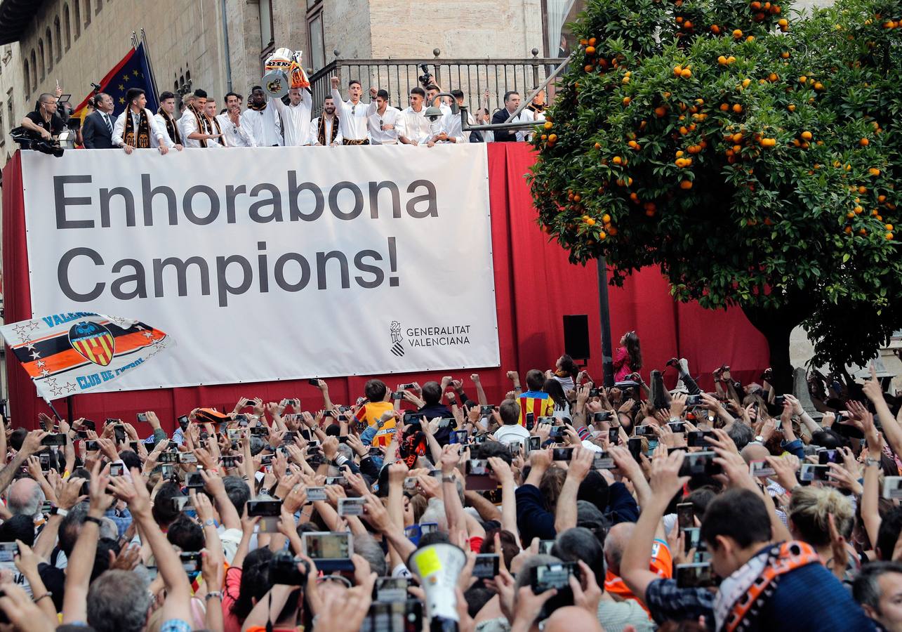 Jugadores, técnicos y directivos del Valencia CF han ofrecido el trofeo de la octava Copa del Rey a la Mare de Déu dels Desamparats, la Geperudeta, en la Basílica de la Virgen. Tras este acto se han dirigido al Palau de la Generalitat, donde les ha recibido Ximo Puig.