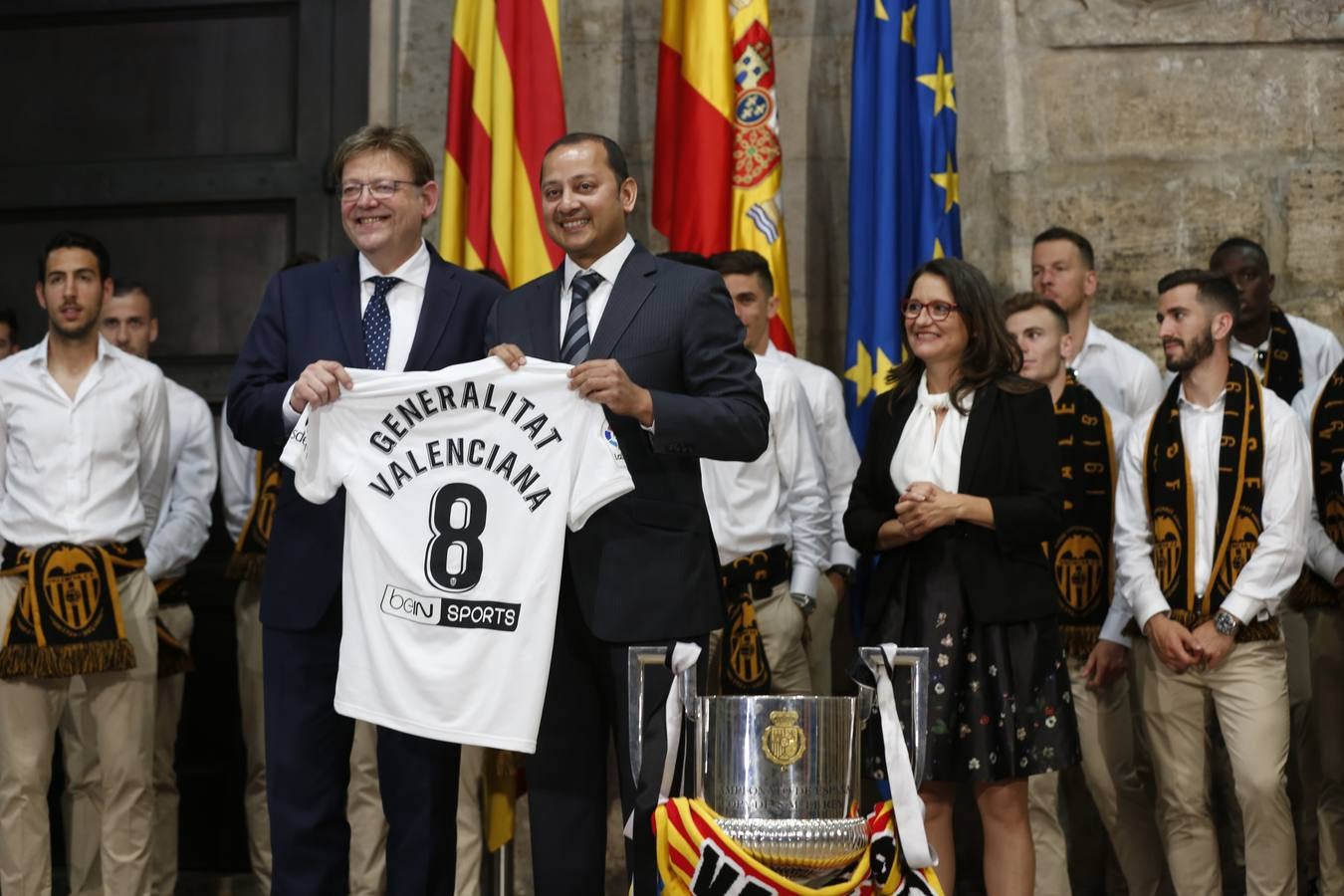 Jugadores, técnicos y directivos del Valencia CF han ofrecido el trofeo de la octava Copa del Rey a la Mare de Déu dels Desamparats, la Geperudeta, en la Basílica de la Virgen. Tras este acto se han dirigido al Palau de la Generalitat, donde les ha recibido Ximo Puig y al Ayuntamiento, donde les esperaba Joan Ribó. 