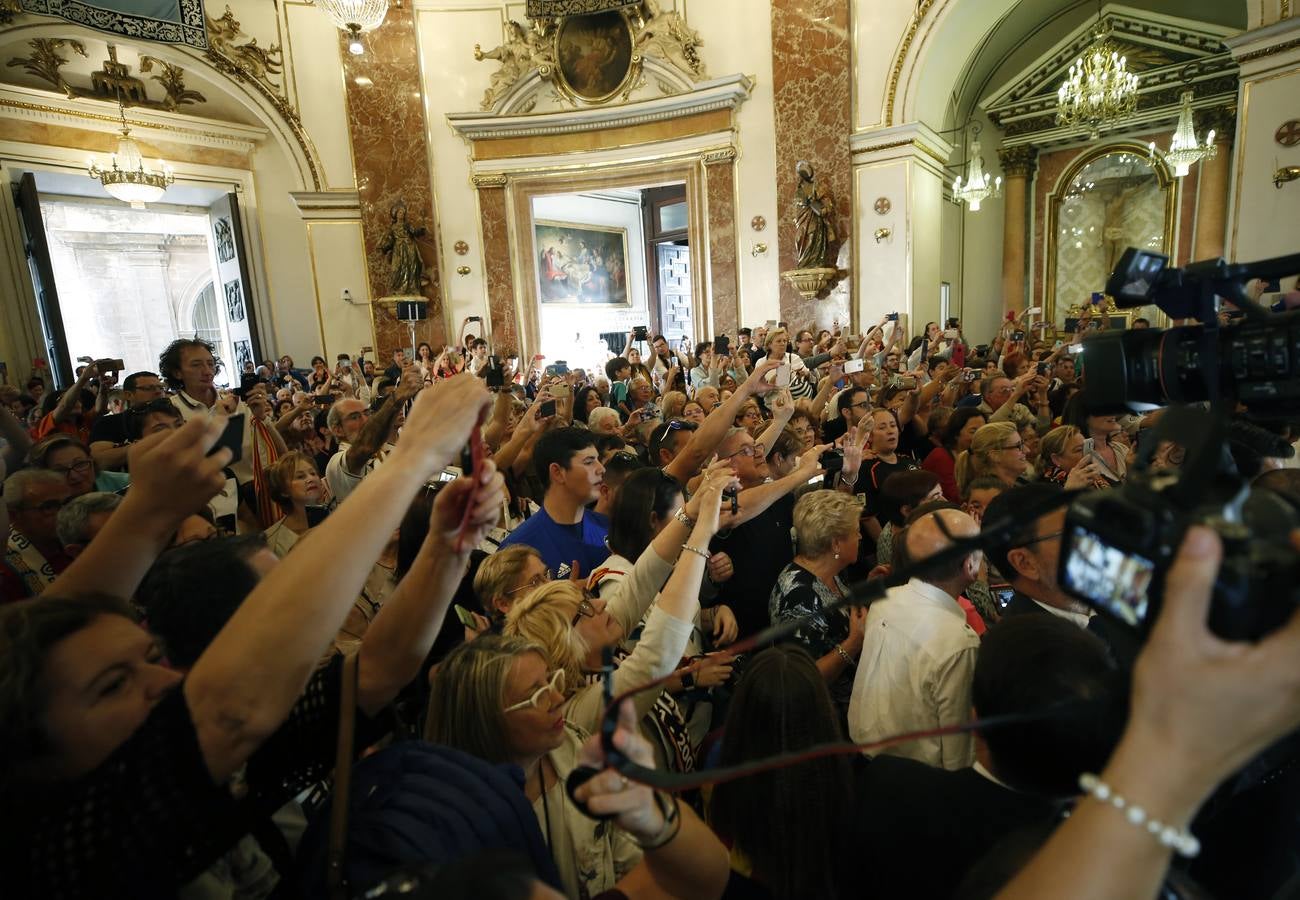 Jugadores, técnicos y directivos del Valencia CF han ofrecido el trofeo de la octava Copa del Rey a la Mare de Déu dels Desamparats, la Geperudeta, en la Basílica de la Virgen. Tras este acto se han dirigido al Palau de la Generalitat, donde les ha recibido Ximo Puig y al Ayuntamiento, donde les esperaba Joan Ribó. 