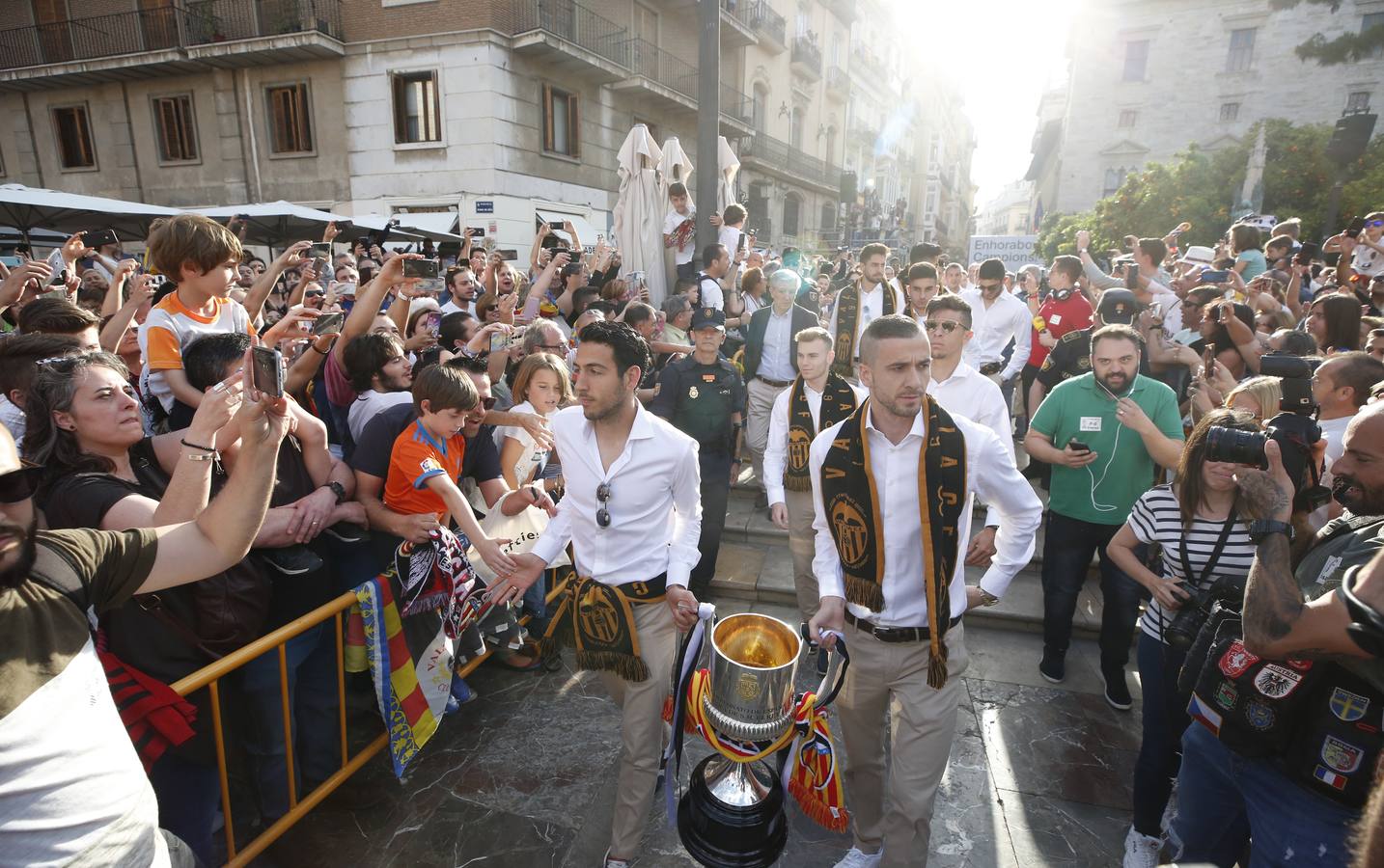 Jugadores, técnicos y directivos del Valencia CF han ofrecido el trofeo de la octava Copa del Rey a la Mare de Déu dels Desamparats, la Geperudeta, en la Basílica de la Virgen. Tras este acto se han dirigido al Palau de la Generalitat, donde les ha recibido Ximo Puig y al Ayuntamiento, donde les esperaba Joan Ribó. 