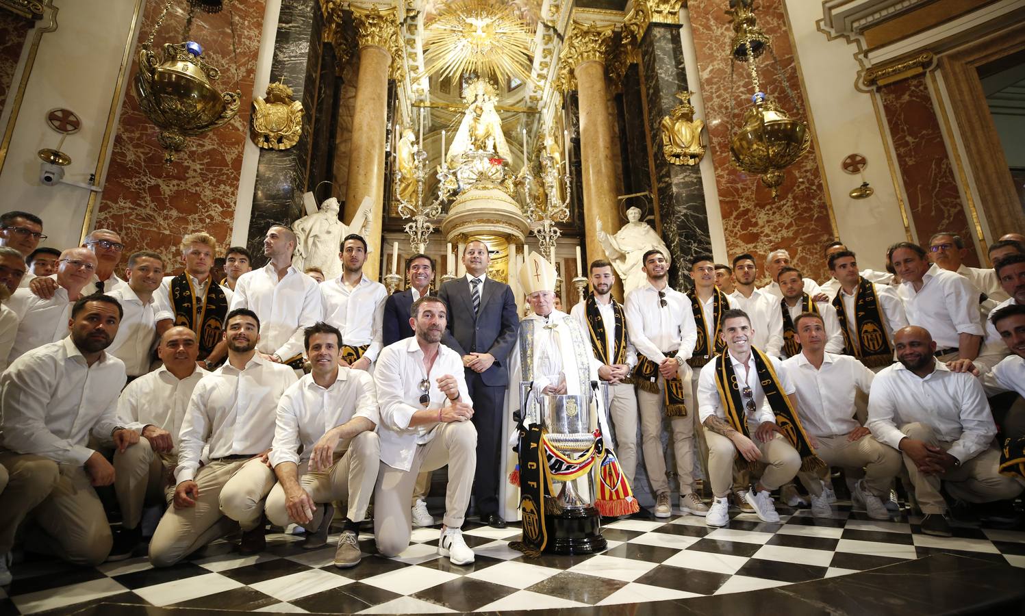 Jugadores, técnicos y directivos del Valencia CF han ofrecido el trofeo de la octava Copa del Rey a la Mare de Déu dels Desamparats, la Geperudeta, en la Basílica de la Virgen. Tras este acto se han dirigido al Palau de la Generalitat, donde les ha recibido Ximo Puig y al Ayuntamiento, donde les esperaba Joan Ribó. 