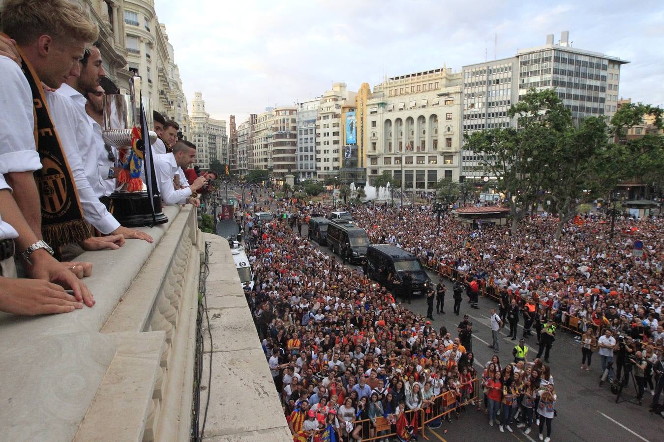 Jugadores, técnicos y directivos del Valencia CF han ofrecido el trofeo de la octava Copa del Rey a la Mare de Déu dels Desamparats, la Geperudeta, en la Basílica de la Virgen. Tras este acto se han dirigido al Palau de la Generalitat, donde les ha recibido Ximo Puig y al Ayuntamiento, donde les esperaba Joan Ribó. 