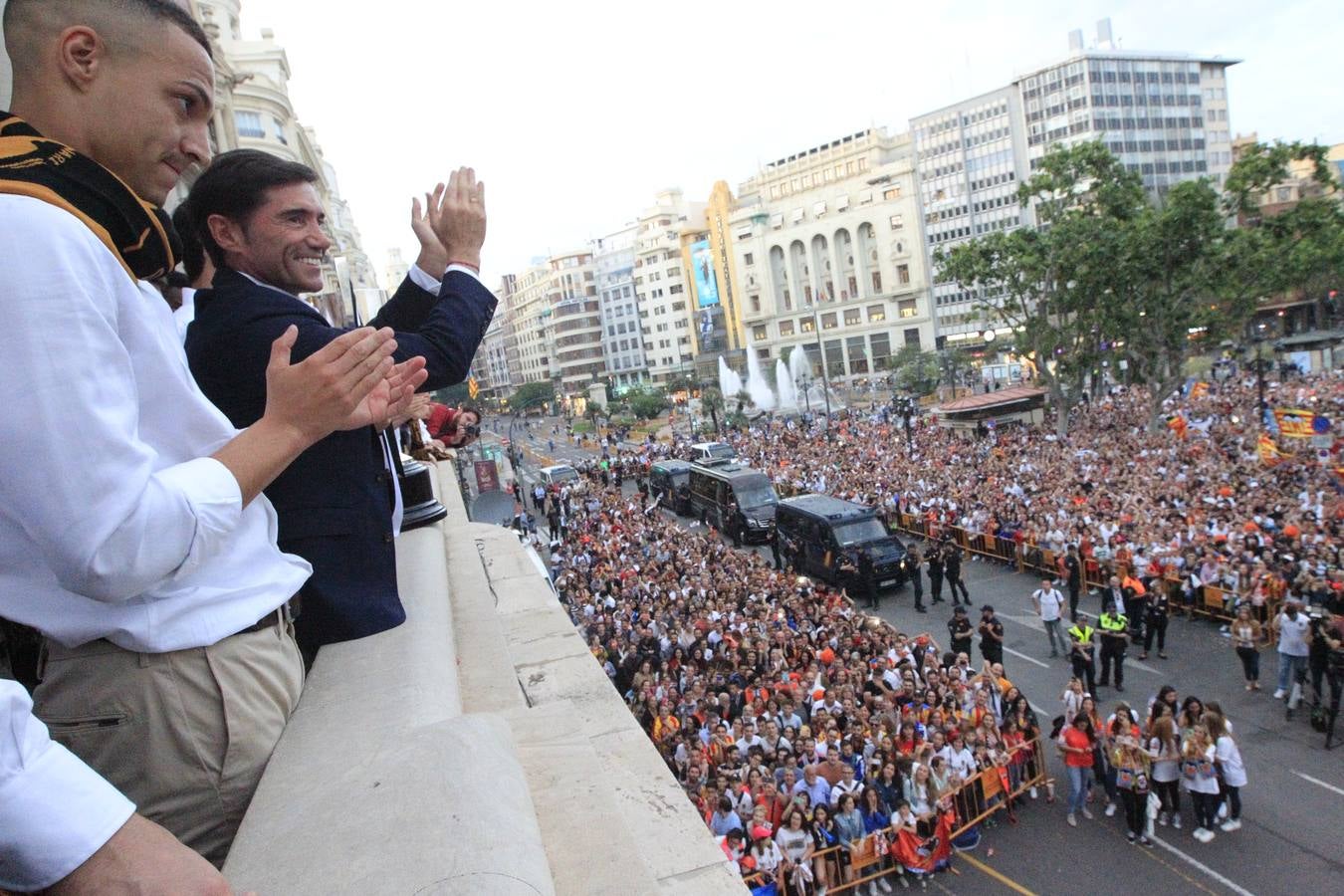 Jugadores, técnicos y directivos del Valencia CF han ofrecido el trofeo de la octava Copa del Rey a la Mare de Déu dels Desamparats, la Geperudeta, en la Basílica de la Virgen. Tras este acto se han dirigido al Palau de la Generalitat, donde les ha recibido Ximo Puig y al Ayuntamiento, donde les esperaba Joan Ribó. 