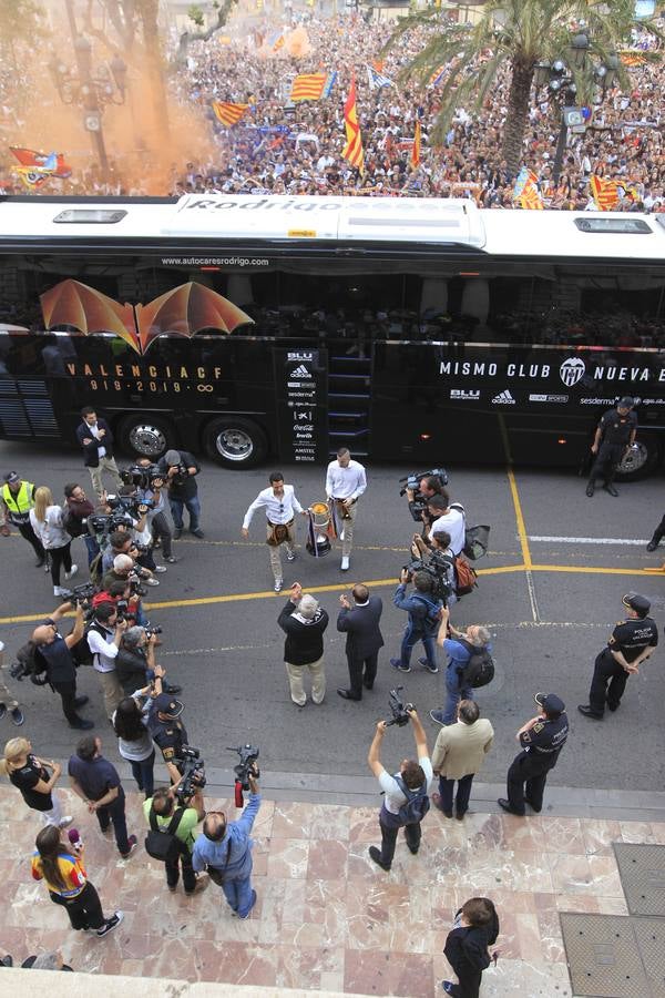 Jugadores, técnicos y directivos del Valencia CF han ofrecido el trofeo de la octava Copa del Rey a la Mare de Déu dels Desamparats, la Geperudeta, en la Basílica de la Virgen. Tras este acto se han dirigido al Palau de la Generalitat, donde les ha recibido Ximo Puig y al Ayuntamiento, donde les esperaba Joan Ribó. 