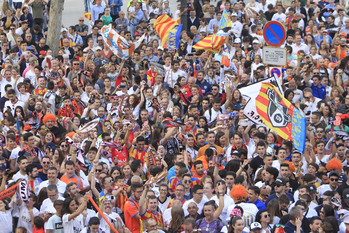 Jugadores, técnicos y directivos del Valencia CF han ofrecido el trofeo de la octava Copa del Rey a la Mare de Déu dels Desamparats, la Geperudeta, en la Basílica de la Virgen. Tras este acto se han dirigido al Palau de la Generalitat, donde les ha recibido Ximo Puig y al Ayuntamiento, donde les esperaba Joan Ribó. 