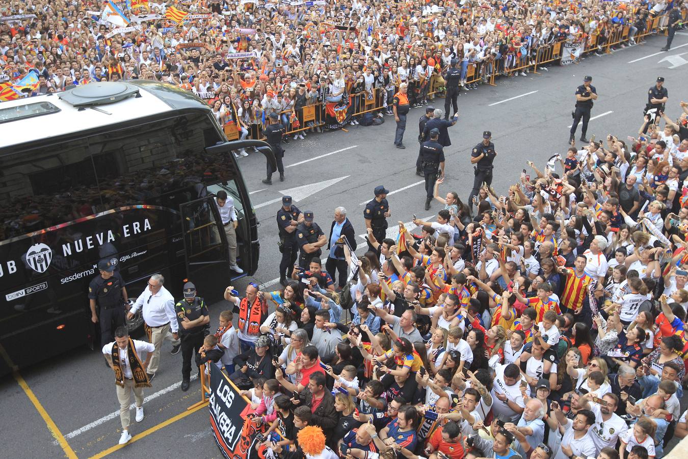 Jugadores, técnicos y directivos del Valencia CF han ofrecido el trofeo de la octava Copa del Rey a la Mare de Déu dels Desamparats, la Geperudeta, en la Basílica de la Virgen. Tras este acto se han dirigido al Palau de la Generalitat, donde les ha recibido Ximo Puig y al Ayuntamiento, donde les esperaba Joan Ribó. 