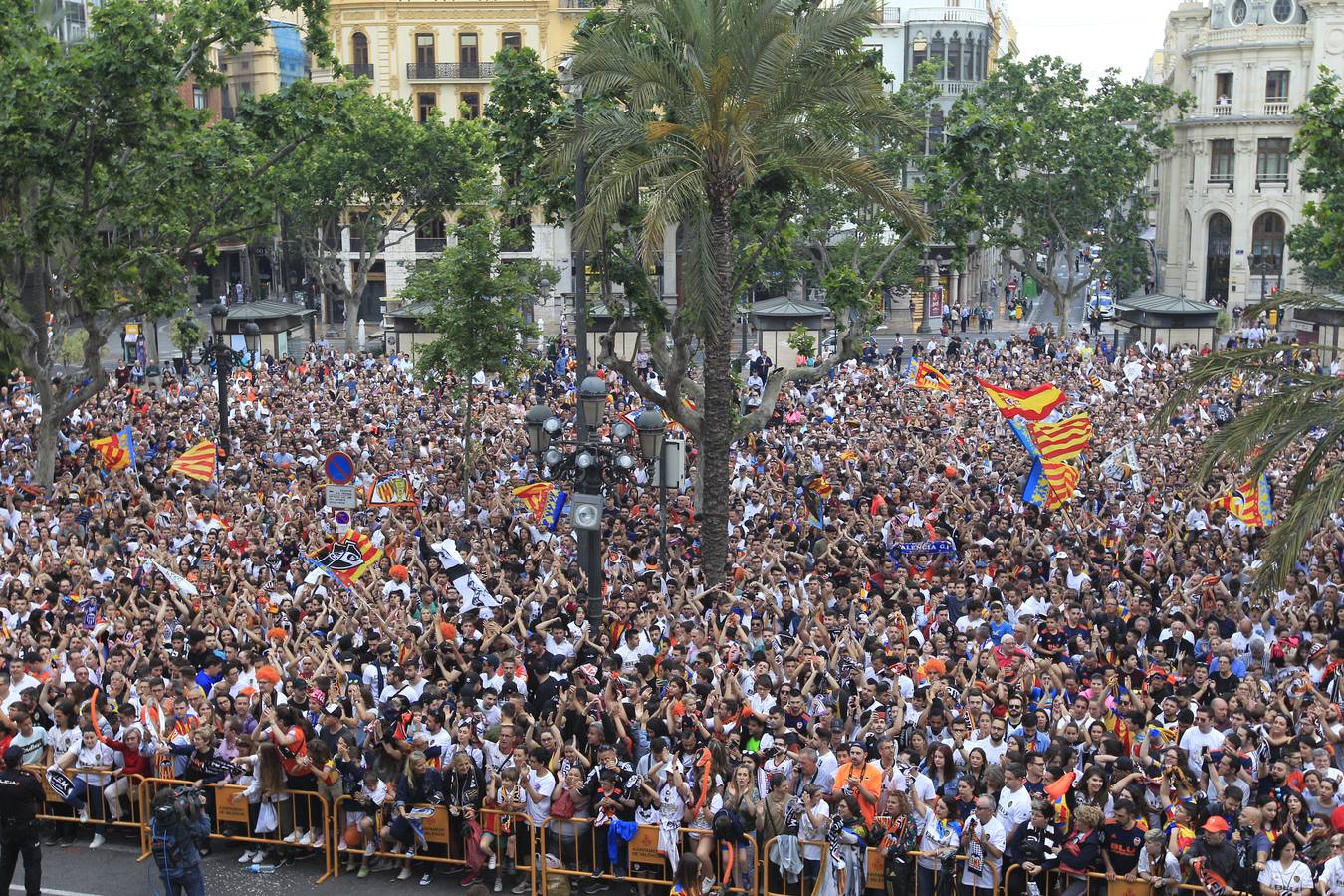 Jugadores, técnicos y directivos del Valencia CF han ofrecido el trofeo de la octava Copa del Rey a la Mare de Déu dels Desamparats, la Geperudeta, en la Basílica de la Virgen. Tras este acto se han dirigido al Palau de la Generalitat, donde les ha recibido Ximo Puig y al Ayuntamiento, donde les esperaba Joan Ribó. 