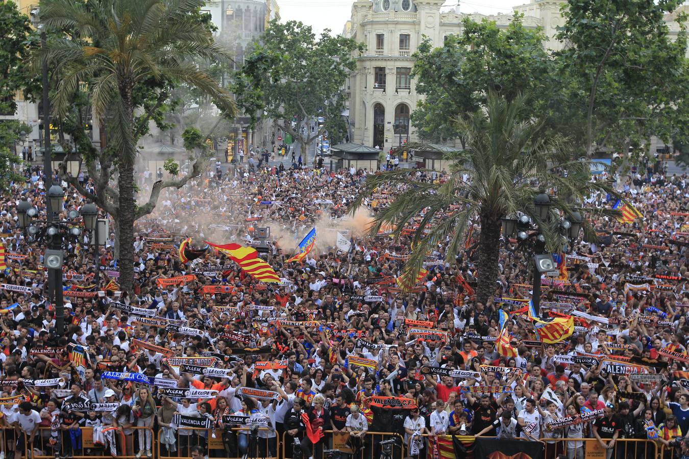 Jugadores, técnicos y directivos del Valencia CF han ofrecido el trofeo de la octava Copa del Rey a la Mare de Déu dels Desamparats, la Geperudeta, en la Basílica de la Virgen. Tras este acto se han dirigido al Palau de la Generalitat, donde les ha recibido Ximo Puig y al Ayuntamiento, donde les esperaba Joan Ribó. 