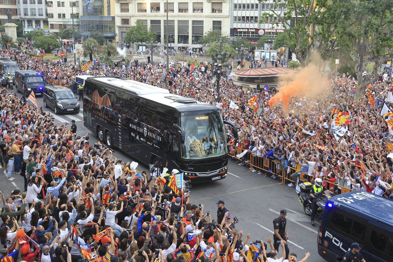 Jugadores, técnicos y directivos del Valencia CF han ofrecido el trofeo de la octava Copa del Rey a la Mare de Déu dels Desamparats, la Geperudeta, en la Basílica de la Virgen. Tras este acto se han dirigido al Palau de la Generalitat, donde les ha recibido Ximo Puig y al Ayuntamiento, donde les esperaba Joan Ribó. 