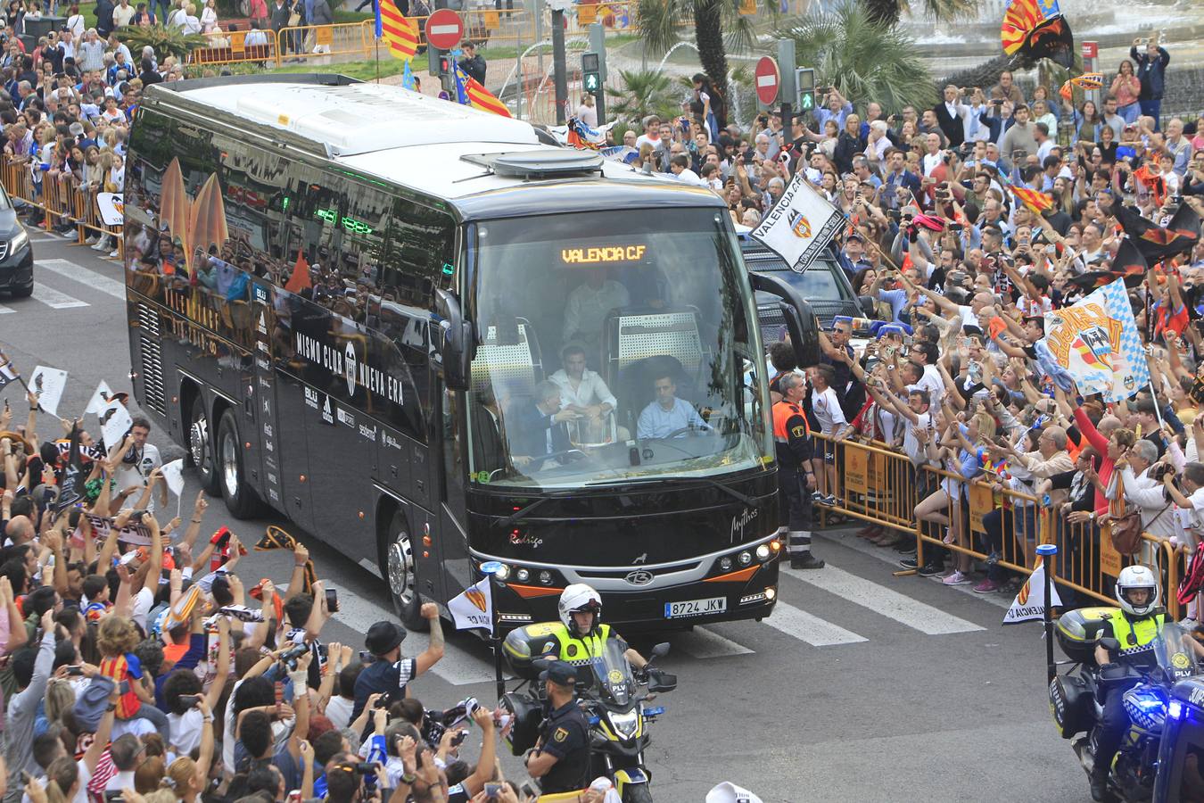 Jugadores, técnicos y directivos del Valencia CF han ofrecido el trofeo de la octava Copa del Rey a la Mare de Déu dels Desamparats, la Geperudeta, en la Basílica de la Virgen. Tras este acto se han dirigido al Palau de la Generalitat, donde les ha recibido Ximo Puig y al Ayuntamiento, donde les esperaba Joan Ribó. 