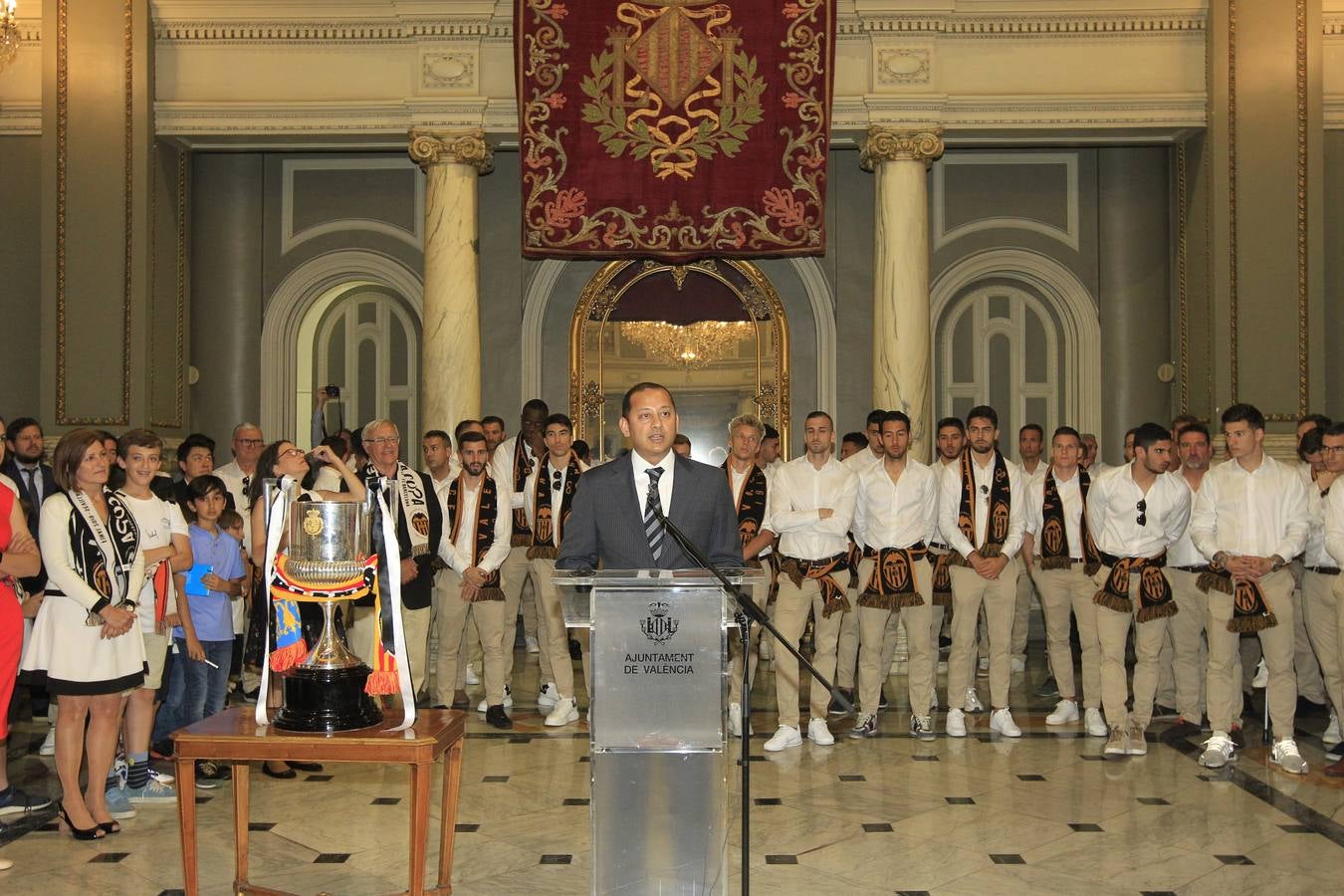 Jugadores, técnicos y directivos del Valencia CF han ofrecido el trofeo de la octava Copa del Rey a la Mare de Déu dels Desamparats, la Geperudeta, en la Basílica de la Virgen. Tras este acto se han dirigido al Palau de la Generalitat, donde les ha recibido Ximo Puig y al Ayuntamiento, donde les esperaba Joan Ribó. 