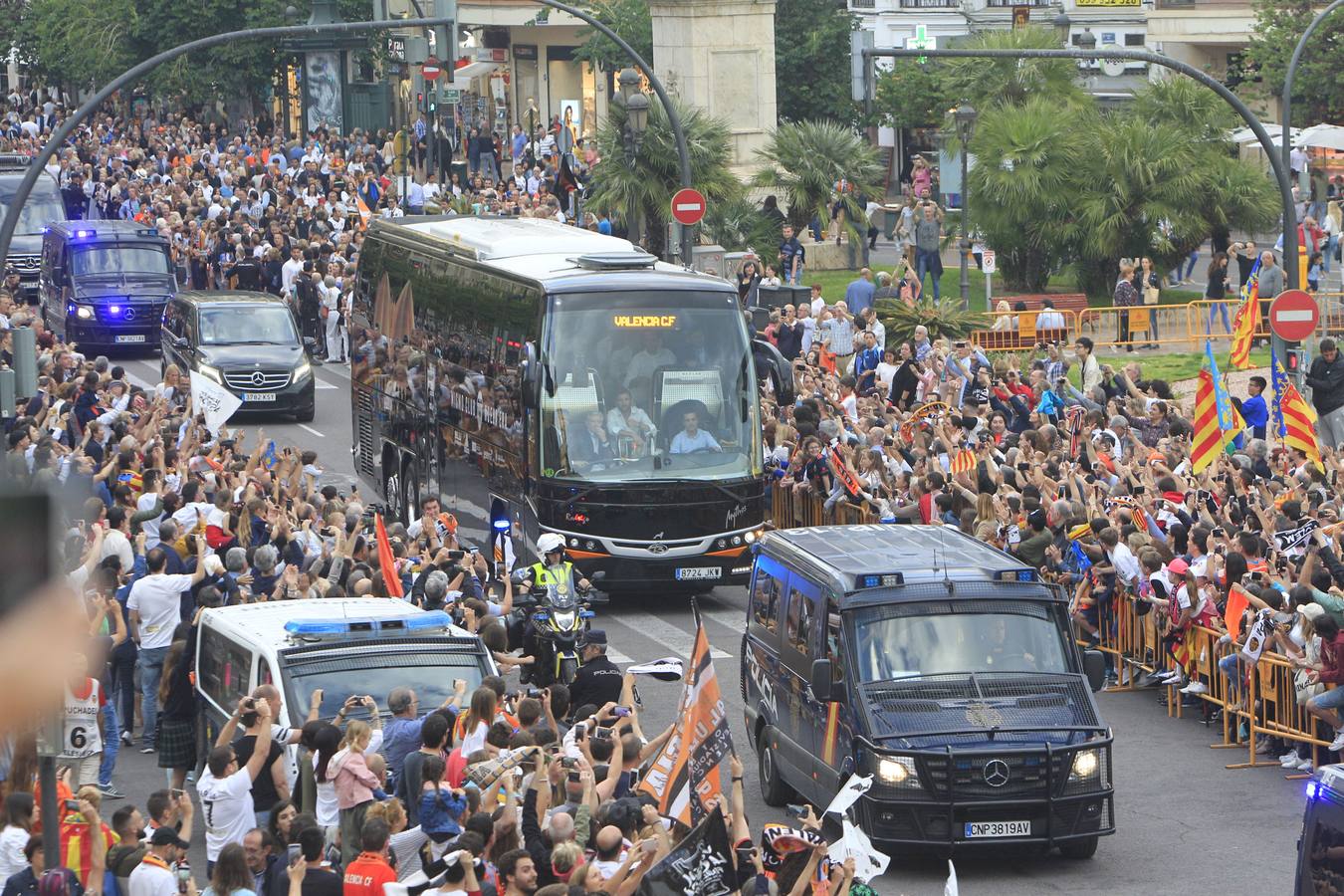 Jugadores, técnicos y directivos del Valencia CF han ofrecido el trofeo de la octava Copa del Rey a la Mare de Déu dels Desamparats, la Geperudeta, en la Basílica de la Virgen. Tras este acto se han dirigido al Palau de la Generalitat, donde les ha recibido Ximo Puig y al Ayuntamiento, donde les esperaba Joan Ribó. 