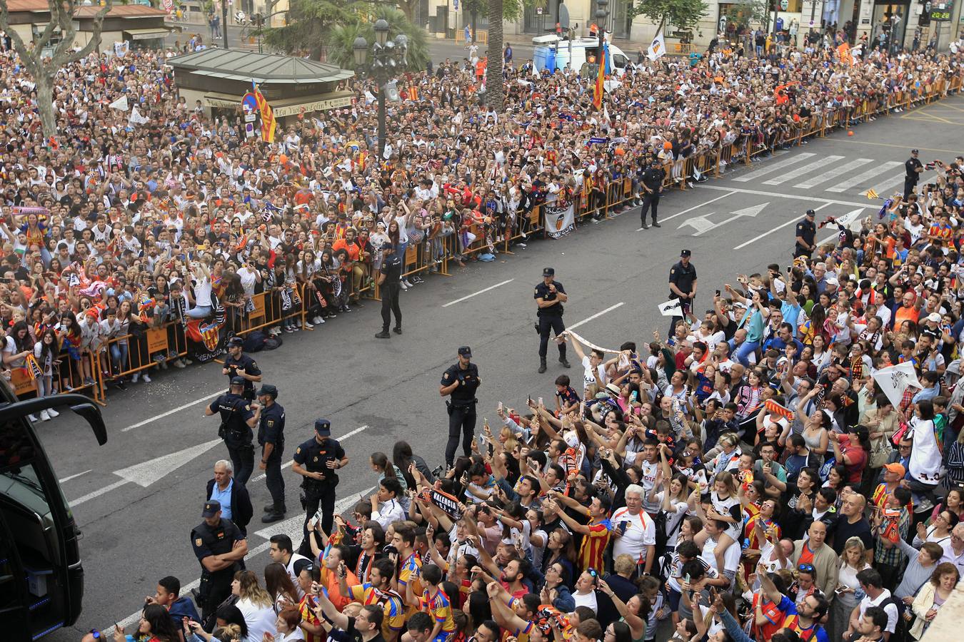 Jugadores, técnicos y directivos del Valencia CF han ofrecido el trofeo de la octava Copa del Rey a la Mare de Déu dels Desamparats, la Geperudeta, en la Basílica de la Virgen. Tras este acto se han dirigido al Palau de la Generalitat, donde les ha recibido Ximo Puig y al Ayuntamiento, donde les esperaba Joan Ribó. 