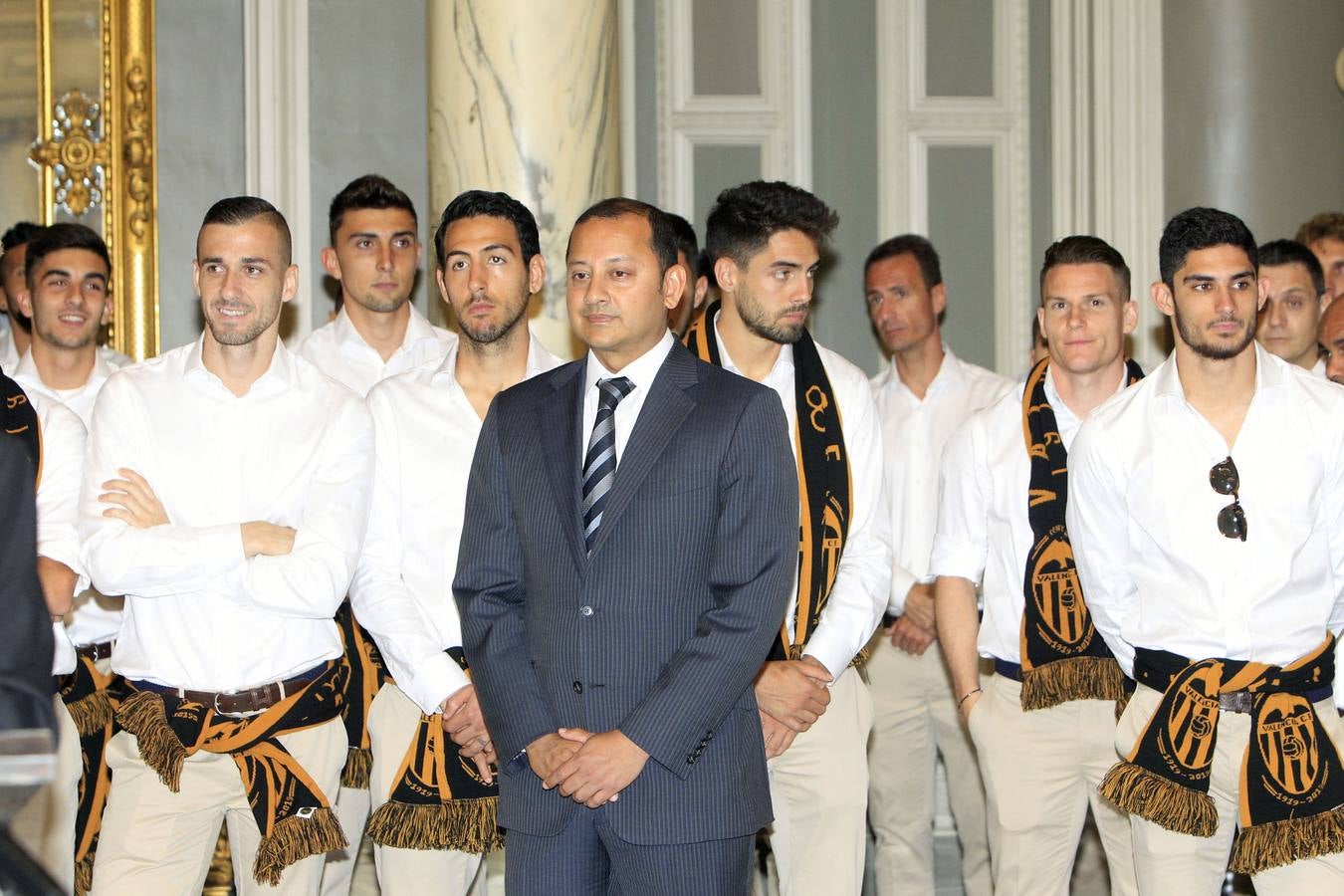 Jugadores, técnicos y directivos del Valencia CF han ofrecido el trofeo de la octava Copa del Rey a la Mare de Déu dels Desamparats, la Geperudeta, en la Basílica de la Virgen. Tras este acto se han dirigido al Palau de la Generalitat, donde les ha recibido Ximo Puig y al Ayuntamiento, donde les esperaba Joan Ribó. 