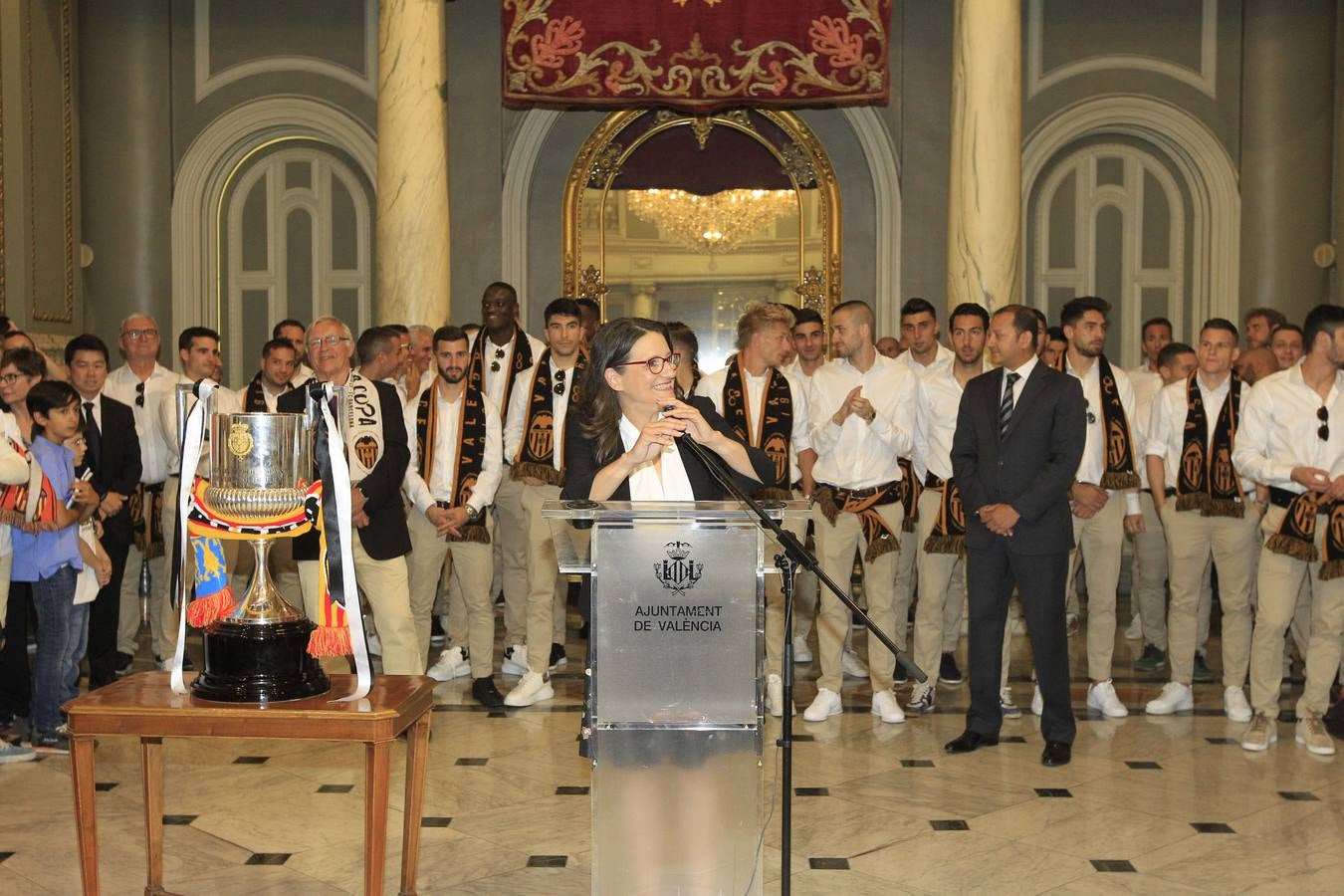 Jugadores, técnicos y directivos del Valencia CF han ofrecido el trofeo de la octava Copa del Rey a la Mare de Déu dels Desamparats, la Geperudeta, en la Basílica de la Virgen. Tras este acto se han dirigido al Palau de la Generalitat, donde les ha recibido Ximo Puig y al Ayuntamiento, donde les esperaba Joan Ribó. 