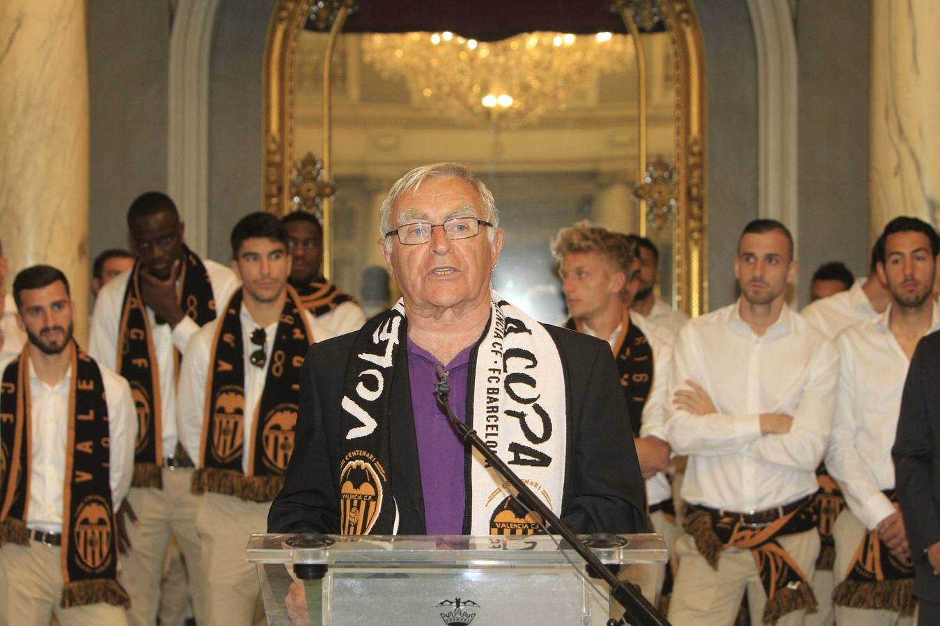 Jugadores, técnicos y directivos del Valencia CF han ofrecido el trofeo de la octava Copa del Rey a la Mare de Déu dels Desamparats, la Geperudeta, en la Basílica de la Virgen. Tras este acto se han dirigido al Palau de la Generalitat, donde les ha recibido Ximo Puig y al Ayuntamiento, donde les esperaba Joan Ribó. 