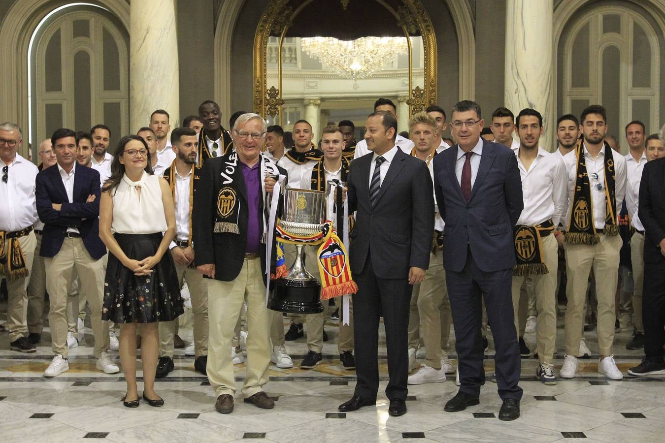 Jugadores, técnicos y directivos del Valencia CF han ofrecido el trofeo de la octava Copa del Rey a la Mare de Déu dels Desamparats, la Geperudeta, en la Basílica de la Virgen. Tras este acto se han dirigido al Palau de la Generalitat, donde les ha recibido Ximo Puig y al Ayuntamiento, donde les esperaba Joan Ribó. 