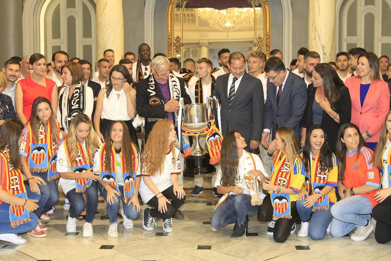 Jugadores, técnicos y directivos del Valencia CF han ofrecido el trofeo de la octava Copa del Rey a la Mare de Déu dels Desamparats, la Geperudeta, en la Basílica de la Virgen. Tras este acto se han dirigido al Palau de la Generalitat, donde les ha recibido Ximo Puig y al Ayuntamiento, donde les esperaba Joan Ribó. 