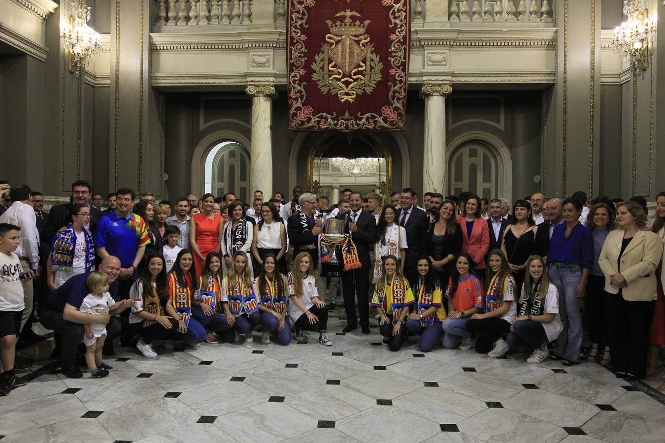 Jugadores, técnicos y directivos del Valencia CF han ofrecido el trofeo de la octava Copa del Rey a la Mare de Déu dels Desamparats, la Geperudeta, en la Basílica de la Virgen. Tras este acto se han dirigido al Palau de la Generalitat, donde les ha recibido Ximo Puig y al Ayuntamiento, donde les esperaba Joan Ribó. 