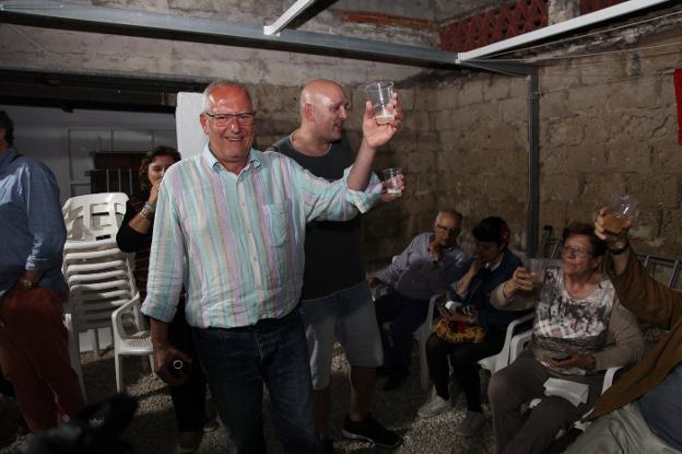 Vicent Grimalt brinda tras la victoria del PSPV en Dénia. 