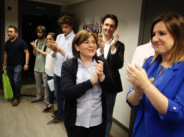 Isabel Bonig, junto a María José Catalá, el domingo durante la noche electoral. ::