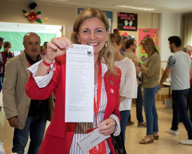 La socialista Amparo Marco, antes de votar. 