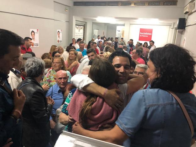 El alcalde de Paterna recibe felicitaciones tras la victoria. 