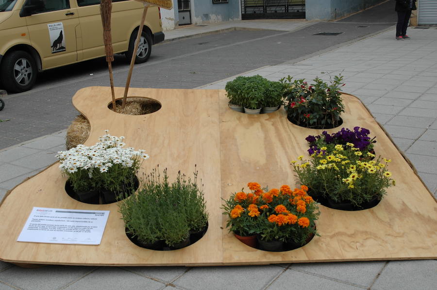 Los aromas y colores de las flores se han adueñado de Aras de los Olmos (Valencia). Durante la primavera, esta localidad situada Los Serranos cubre sus calles, fachadas con cientos de plantas y arte efímero. La exposición de las propuestas presentadas en «Aras en flor» se podrá visitar hasta el 30 de junio Los diseñadores de paisajes han tenido que defender la sostenibilidad, belleza y creatividad de la propuesta. Además de combinar flores y plantas con materiales del entorno utilizados históricamente por los vecinos y vecinas. Esta pequeña localidad del interior de la Comunitat Valenciana aguarda entre montes como un remanso de paz que fue poblado por íberos, romanos y árabes, Incluso, formó parte de la Orden de Montesa en 1318. Y todas estas culturas se han quedado guardadas entre sus callejuelas. 