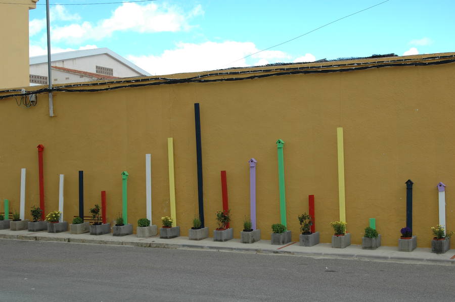 Los aromas y colores de las flores se han adueñado de Aras de los Olmos (Valencia). Durante la primavera, esta localidad situada Los Serranos cubre sus calles, fachadas con cientos de plantas y arte efímero. La exposición de las propuestas presentadas en «Aras en flor» se podrá visitar hasta el 30 de junio Los diseñadores de paisajes han tenido que defender la sostenibilidad, belleza y creatividad de la propuesta. Además de combinar flores y plantas con materiales del entorno utilizados históricamente por los vecinos y vecinas. Esta pequeña localidad del interior de la Comunitat Valenciana aguarda entre montes como un remanso de paz que fue poblado por íberos, romanos y árabes, Incluso, formó parte de la Orden de Montesa en 1318. Y todas estas culturas se han quedado guardadas entre sus callejuelas. 